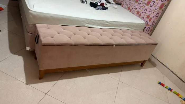 Baú Recamier com pés de madeira 