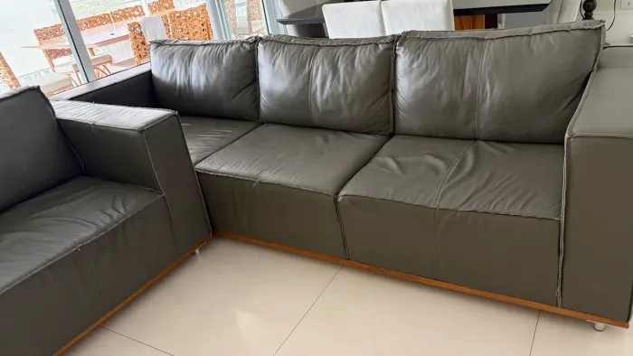 Conjunto de sofá de 2 e 3 lugares todo em couro natural e estrutura super robusta 