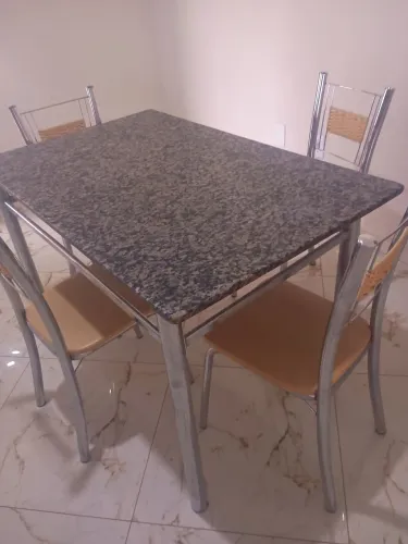 Mesa com 4 cadeiras