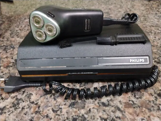Vendo barbeador Philips bem conservado