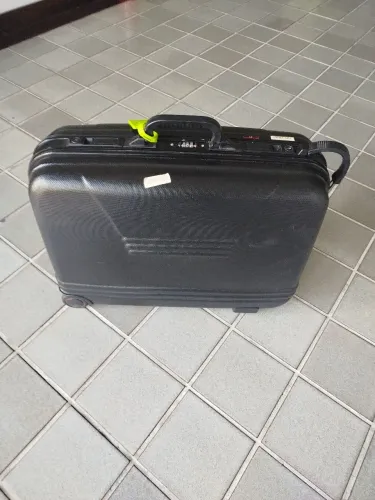 Vendo uma mala de viagem