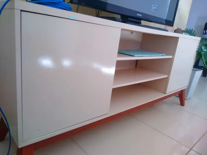 Rack para TV Tebarrot Titan - Design retrô com os pés em madeira 