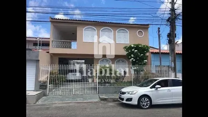 Casa Grande, com 02 Pavimentos e bem Localizada. Ideal para moradia, e ou Empresas.-13