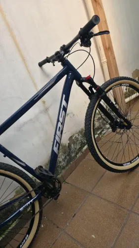 Bike First Aro 29 12v Freios Hidráulicos Suspensão C/ Trava