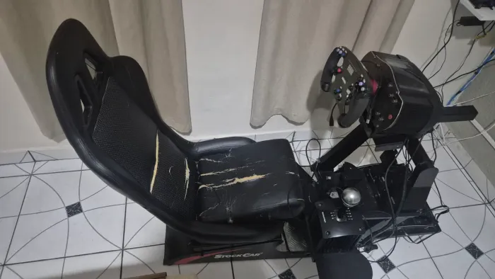 Kit fanatec volante base pedais e câmbio mais cockpit