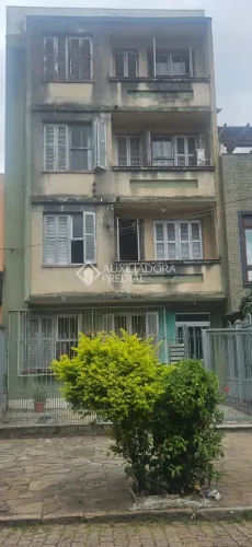Apartamento de 2 dormitórios - um lance de escada e reformado