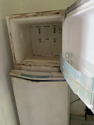 Geladeira duas portas com marcas de uso, motivo da venda: comprei outra