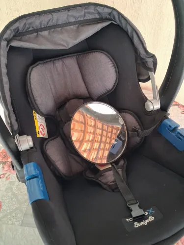 Bebe Conforto abrigado Touring X e brinde espelho de segurança