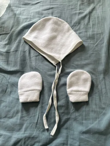 Conjunto toca e luva de plush branca