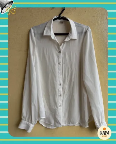 Camiseta de botão feminina branca