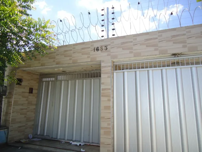 Casa Residencial Exclusiva para Aluguel em Fortaleza 3 Qts, 1 Suíte, 195,60 m²