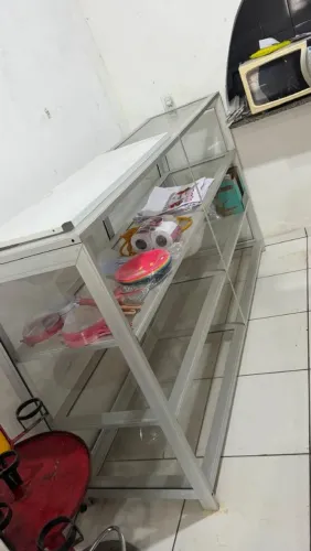Vende-se vitrina de vidro, medindo 2m x 1,12 de altura. VALOR: R$ 1.700,00