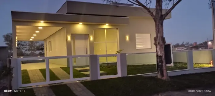 Casa nova a 350 metros do mar com piscina
