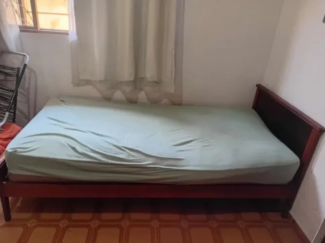 Cama + colchão de mola.