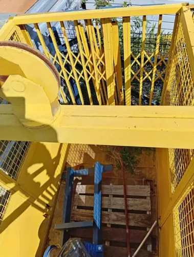 Elevador de carga. Da pra instalar conforme a necessidade.