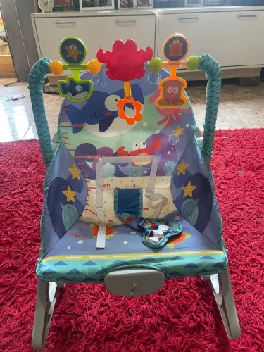Cadeirinha de descanso para bebê pouquíssimo tempo de usso .
