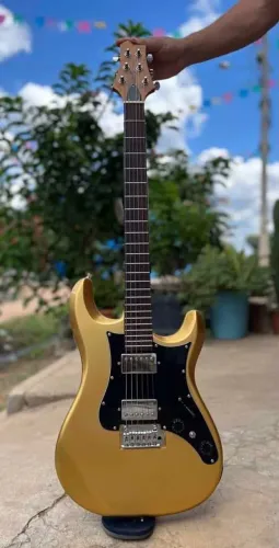 Guitarra seven dourada