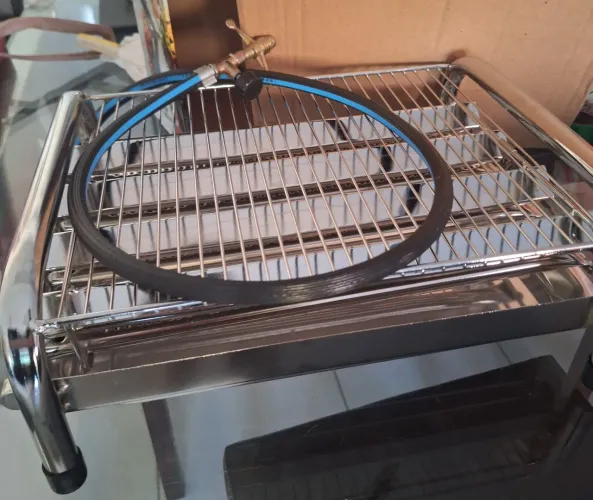 Churrasqueira nova a gás de bancada 4 queimadores. Com acessórios já comprados.