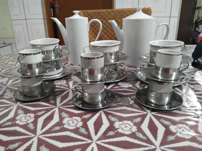 Jogo de café porcelana  branca  em perfeito estado 