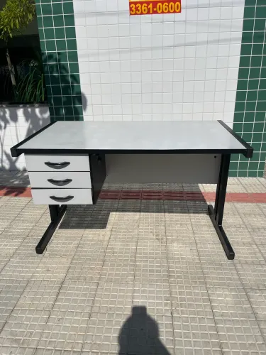 Mesa de escritório reforçada