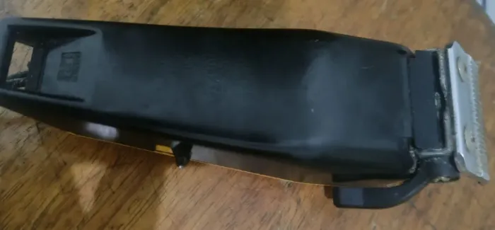 Máquina de cortar cabelo whal motor original, falta trocar a lâmina por isso vendo BARATO