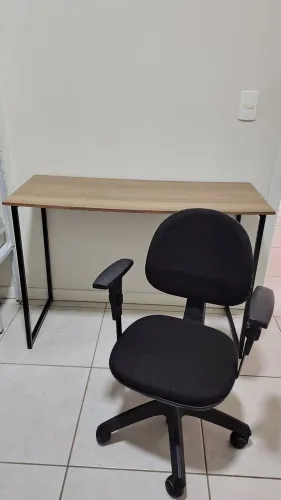 Mesa e cadeira de escritório