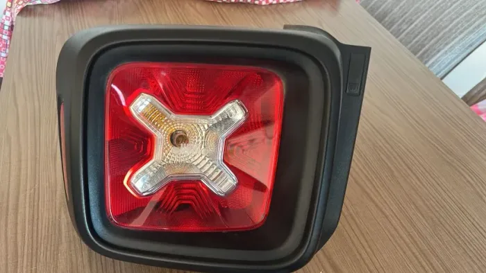 Lanterna Renegade 2016 a 2021 - Jeep - Lado Direito - Usada em ótimo estado