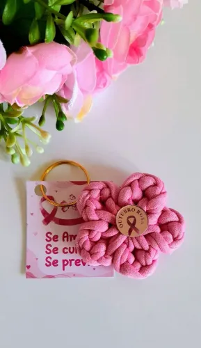 Outubro Rosa - chaveiro de crochê
