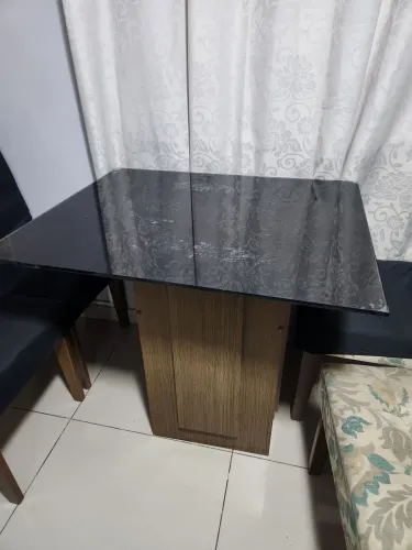 Mesa quadrada com 4 cadeiras