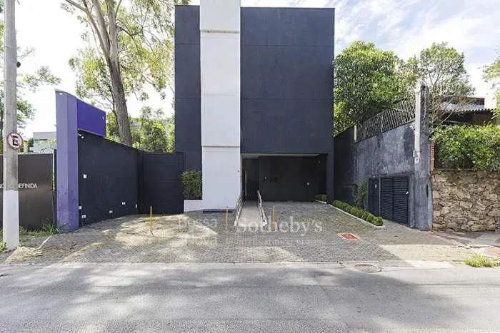 Edifício corporativo contemporâneo em localização estratégica da zona sul