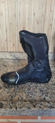 Vendo bota Dainese tamanho 42 em excelente custo benefício