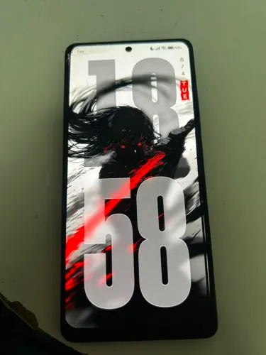 Poco f5 com tela trincada.