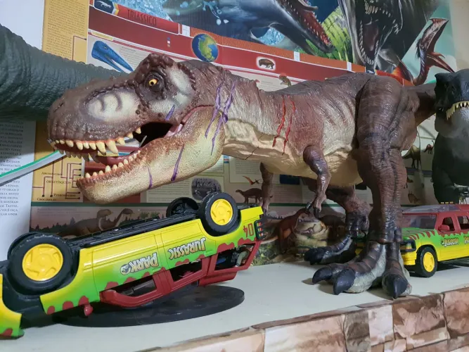 Tiranossauro rex colossal repaint e dois ford explore.