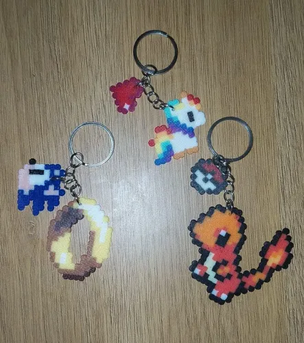 Chaveiros e imãs personalizados em pixel art