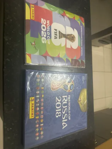 Vendo álbum 2018 capa dura copa do mundo e álbum capa mole 2026 completos 100 %