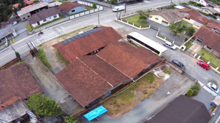 Vendo terreno com 4 casas