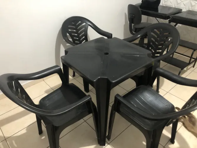 Mesa de plástico com 4 cadeiras