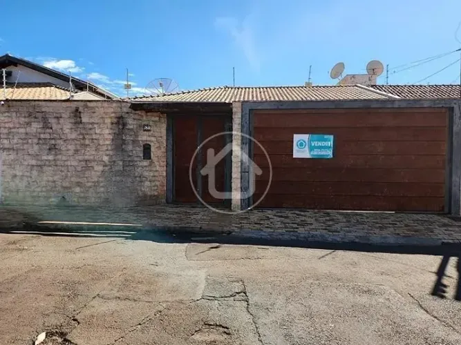 CASA COM 03 QUARTOS COM PISCINA GIOCONDO ORSI