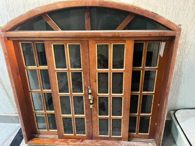 Vendo janela Colonial em madeira maciça 