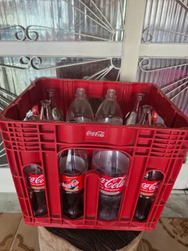 Caixa de refrigerante coca cola 1L