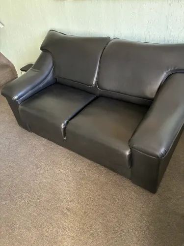 Conjunto de sofás preto, 2 lugares, em corvin