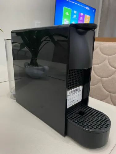 Cafeteira NESPRESSO Essenza 