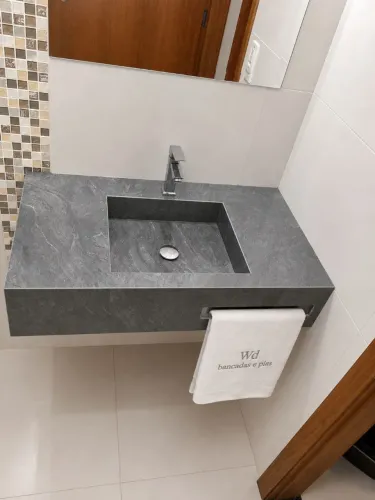 Pia de porcelanato com toalheiro esculpido 