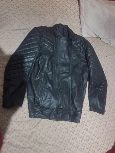 Jaqueta de couro para motociclista.