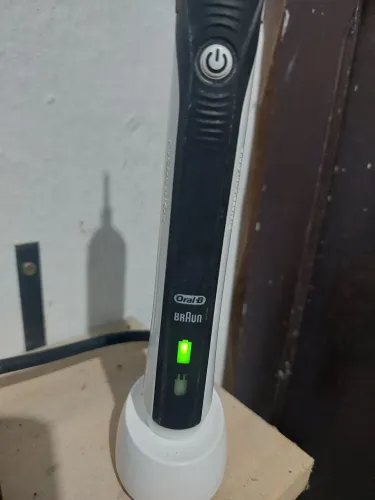 Escova Elétrica Oral-B Pro 2000