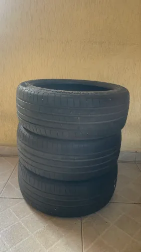 TRÊS PNEUS ARO 17. 205/45