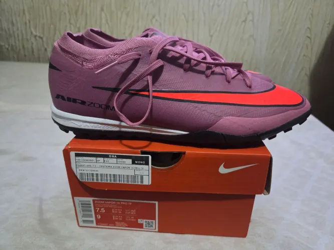 Chuteira Nike Mercurial Pro Society
