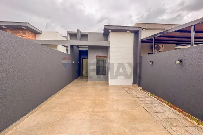 Casa com 03 quartos e 02 vagas de garagem no Jardim Cooapagro!