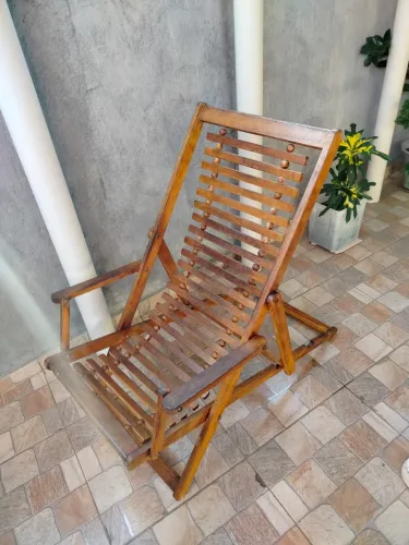 CADEIRA DE MADEIRA (QUE DEITA)