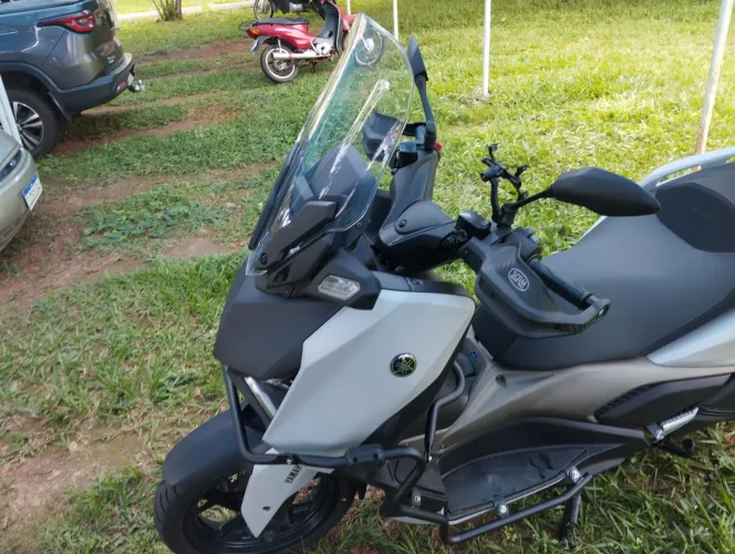 Yamaha X-MAX 250, Conected 2025, Novo modelo com acessórios de segurança.